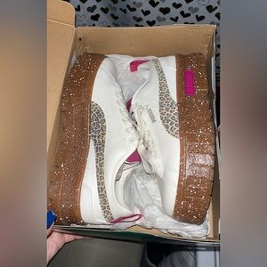 Woman’s Puma Mayze Natural Lux Win Sneakers 7.5